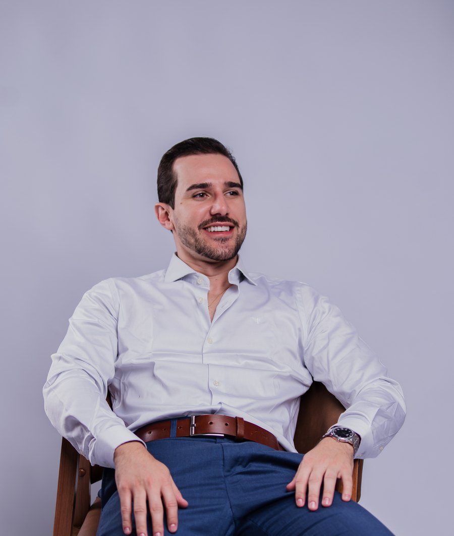 Dr. Luís Fante Junior sorrindo, de camisa branca